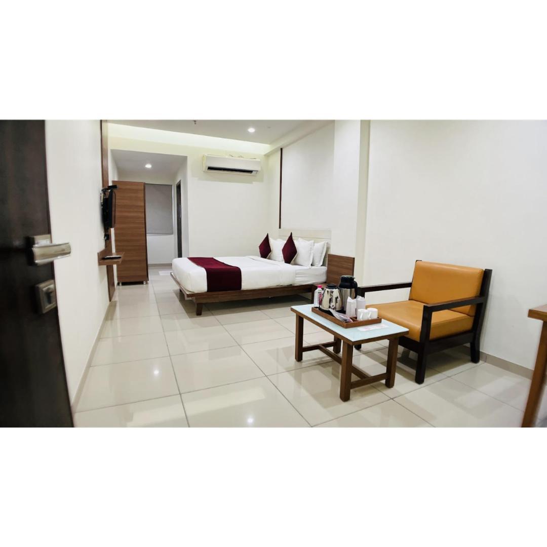 Hotel Ashray Inn Express Ahmedabad Exterior foto